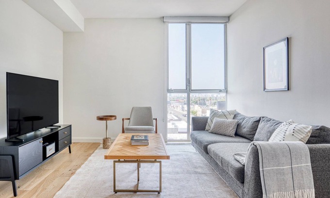 Melrose Apartamento | Upscale West Hollywood 1BR w/ BBQ, Pool, Gym, W/D near TJ, by Blueground