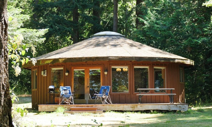 Lummi Island Cabina | Upscale Yurt/Pet Friendly/Full Kitchen/Bath w/Sauna/FP/TV/Internet/Beds for 4