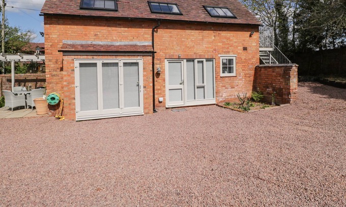 Callow End Cabaña | UPSIDE DOWN HOUSE, family friendly, with a garden in Callow End