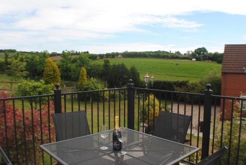 Newark upon Trent Casa | UPSIDE DOWN HOUSE - Sleeps up to 6 Guests - Great for Family and Friends Gatherings,Corporate events ,Near Sherwood Forest at Fairview Farm in Nottingham set in 88 acres