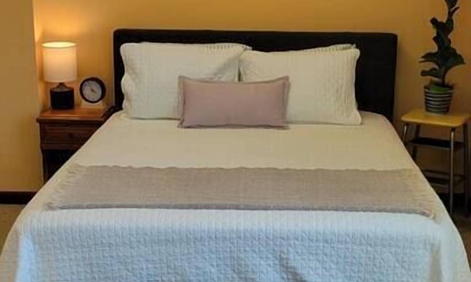 Bainbridge Apartamento | Upstage Stay at The Historic Paxton Theatre