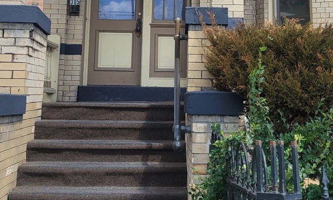 Butte Apartamento | Upstairs apartment in uptown Butte. Cute apartment in a historical building.