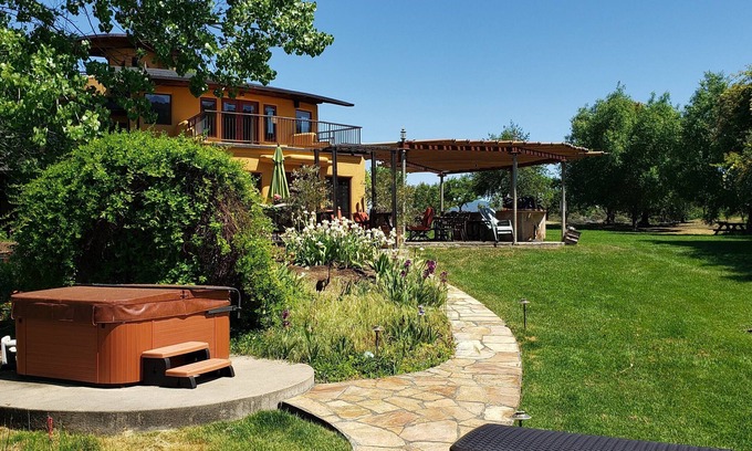 Hopland Casa | Upstairs Apartment on Nature Retreat