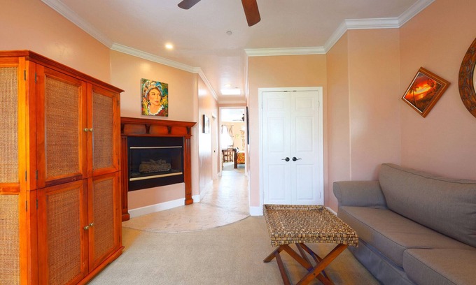 Cayucos Apartamento | Upstairs Ocean view Cal King Suite