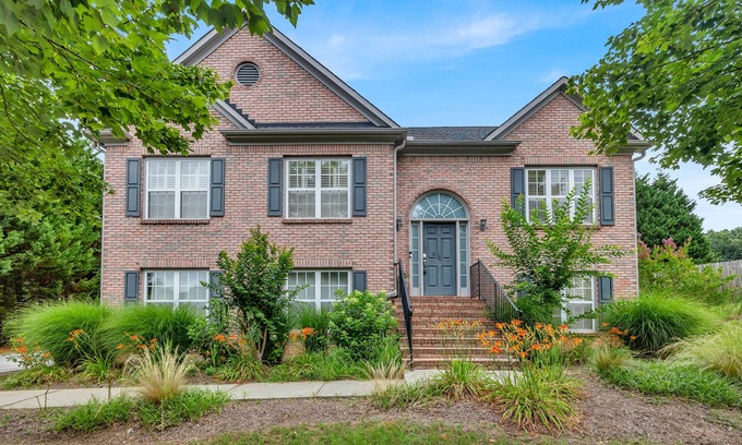 Buford Casa | Upstairs Unit w/ Balcony + Pool and tennis