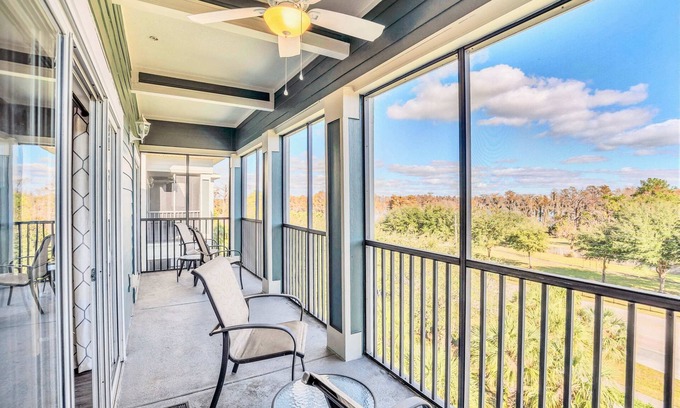 West Kissimmee Apartamento | Upstay Modern 3BR Getaway w Pool and Hot Tub