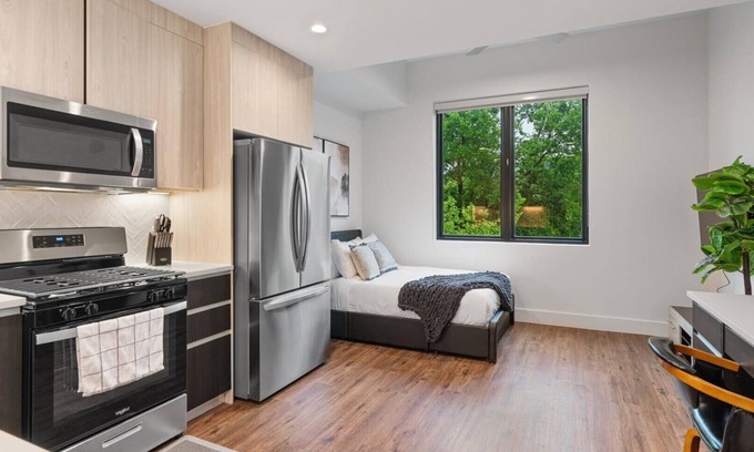 West Congress Apartamento | Upstay Modern Studio Near South Congress Avenue!