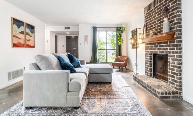 Austin Casa | Upstay - Pet-friendly Southwest Austin Home w BBQ