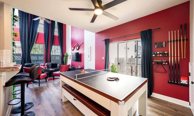 Govalle Casa | Upstay: Spacious 2-Home Duplex in Govalle for 18