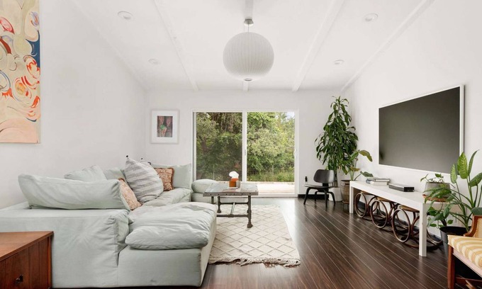 East Congress Casa | Upstay Stunning 3BR Family Home—Garden & Fireplace