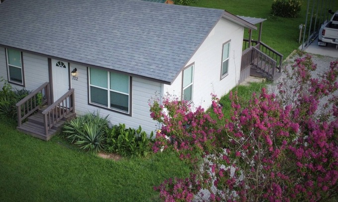 Mead Cabina | Upstream Cottage-Lake Texoma. RV awning to park boat. Near boat ramp & marina.