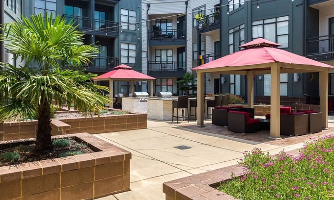 First Ward Apartamento | Uptown 1st Ward Corner Unit Superior 2BD Apt