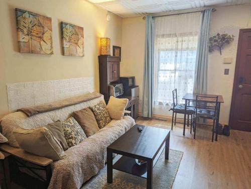Charlotte Apartamento | Uptown area, Cozy king Suite, quiet and private, free parking, walk to restaurants