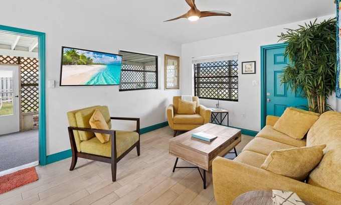 Cocoa Beach Apartamento | Uptown Cottage - Walking Distance to all Downtown!