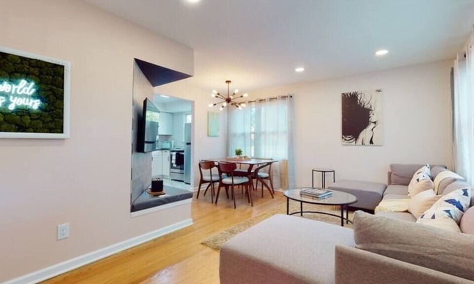 Birmingham Casa | Uptown Deco in Royal Oak/B · Uptown Deco in Royal Oak/Birmingham