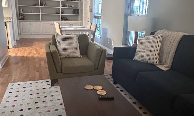 Touro Condominio | Uptown Garden District Apartment on St Charles-2 bedroom/2 bath