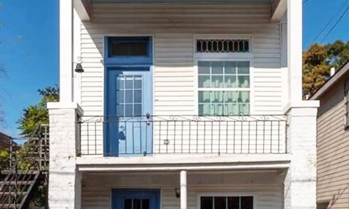 Leonidas Casa | Uptown Recently Renovated | 3 Blocks to Streetcars