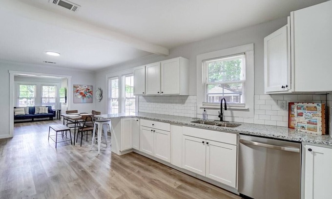 Paw Creek Casa | Uptown Style I Hot Tub & Fire Pit I King Suite