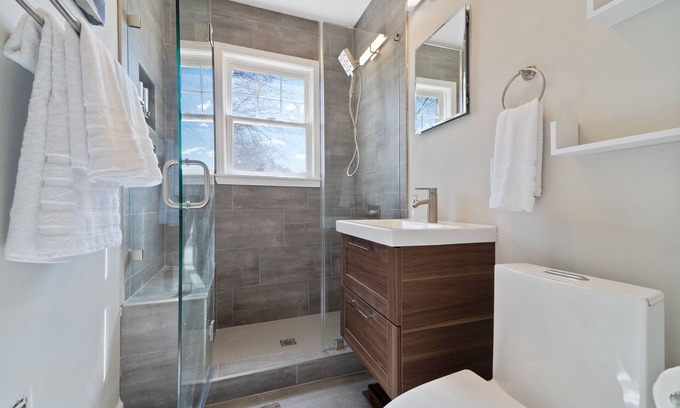 Wesley Heights Casa | Uptown travellers favorite/ Free airport pick-up/ Car available / Pets welcome