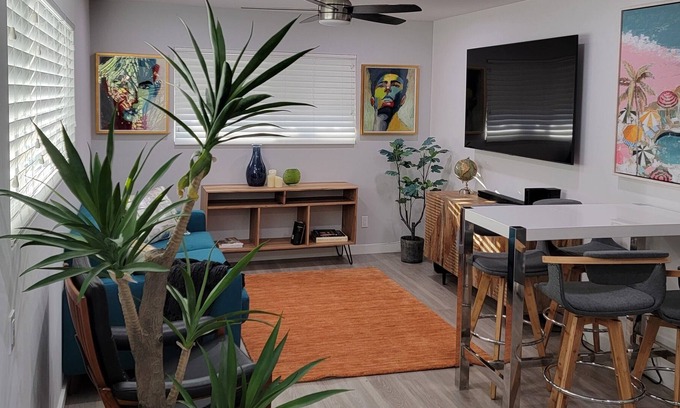 Whittier Apartamento | Uptown Whittier Stylish 1B 1BA sleeps 4