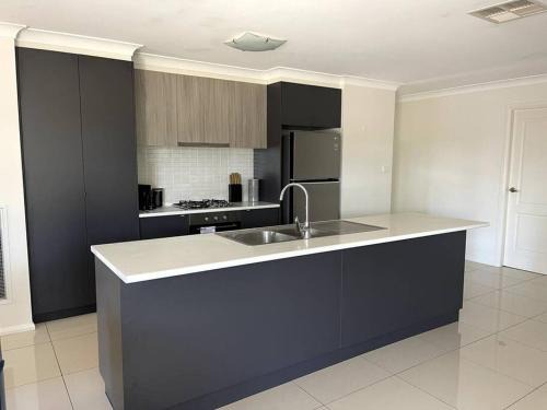 Lloyd Villa | Urban 3BR Oasis: Style & Comfort