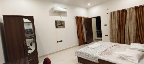 Varanasi Apartamento | Urban Bliss- Luxury Villa- Gym, library, 5 Min DLW, 10 Min Station & BHU