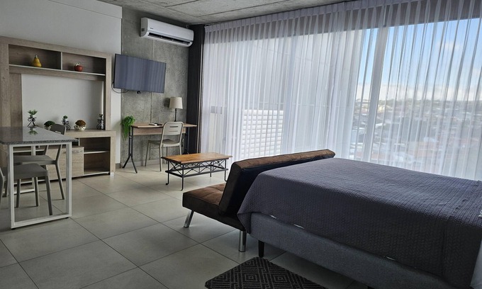 Curridabat Apartamento | Urban Breeze iFreses, 10th floor! AC, TV and Pool
