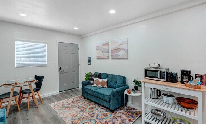 San Gabriel Casa | Urban Chic Hideout: King Bed, Widescreen TV, and Gourmet Kitchen - Explore the Heart of San Gabriel in Comfort!