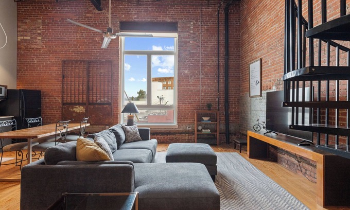 Downtown Apartamento | Urban Chic Meets Southern Comfort – Industrial Modern Loft in Downtown Lafayette