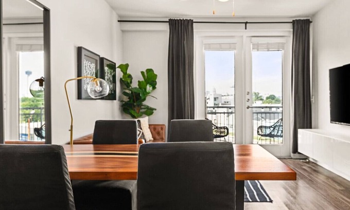 Arsenal Apartamento | Urban Connect Skyline View 1BR River-walk Pool