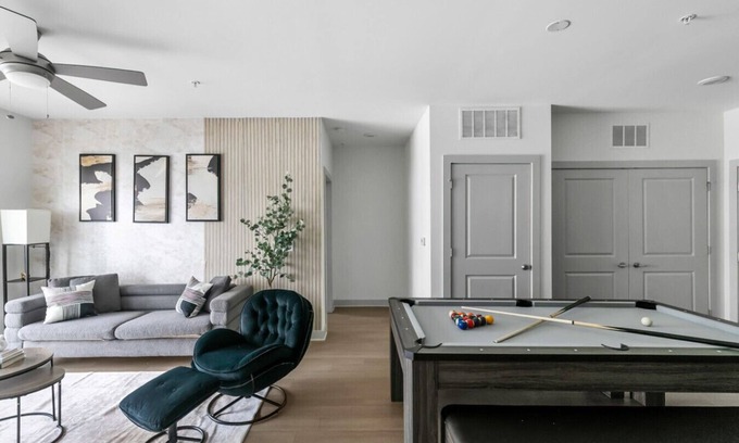 Forest Park Apartamento | Urban Elegance: 3BR Condo Experience 06