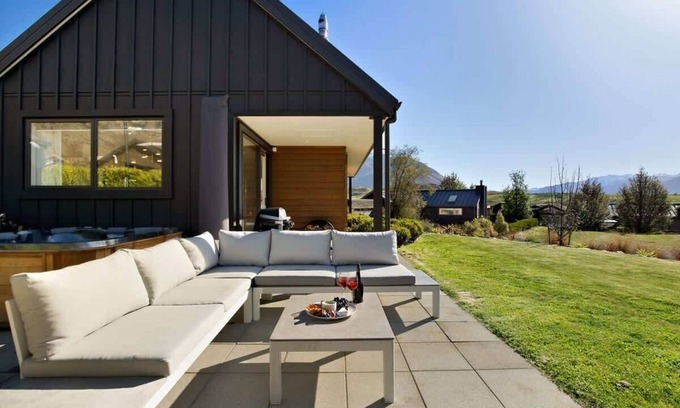 Kawarau Falls Casa | Urban Elegance Summar