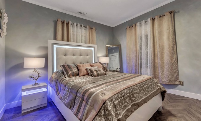 Logan Casa | 💎Urban Glam Gem💎 Rancher near Gonzaga w/GiG Internet