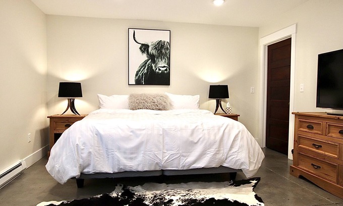 Four Corners Condominio | Urban & Hip Suite in the Warehouse District, Pets Allowed