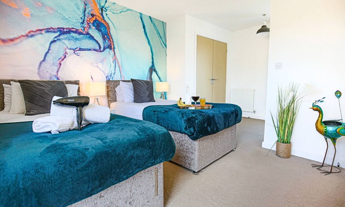 Newport Pagnell Casa | 🌟Urban House with Pool Table 🎱 Netflix 🍿 Free Parking 🚗 by Yoko Property🌟