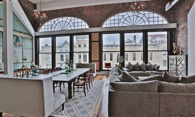 Shelbyville Apartamento | Urban Loft Downtown Shelbyville - * 5,000 Pies Cuadrados, Capacidad 17