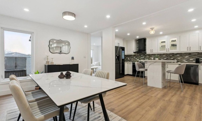 East Credit Casa | Urban Nest Home 4bed 4bath | Parking | Baby Crib