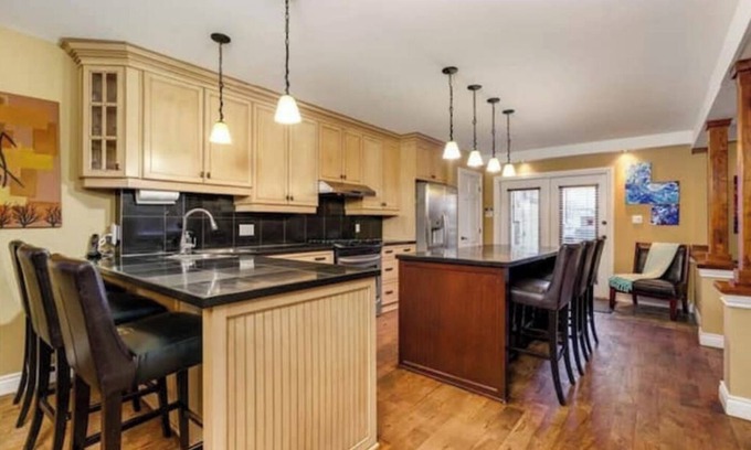 Cornwall Apartamento | Urban Oasis: 4BR Rooftop Retreat With Hot Tub