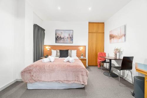 Adelaide Central Business District Hotel | Urban Oasis Chic CBD Suite with WiFi - Walkable