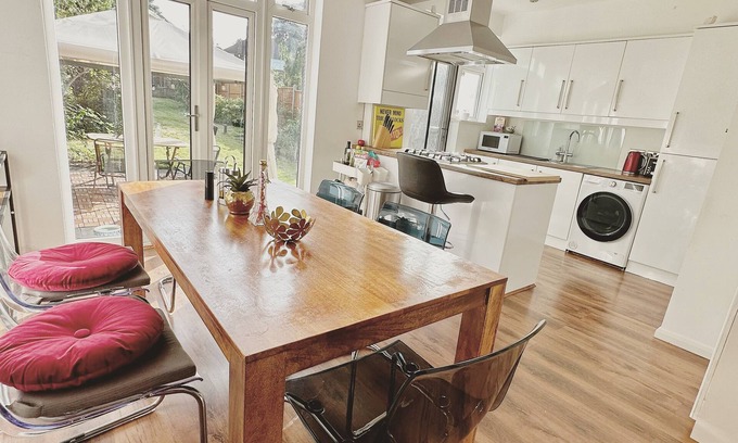 Mottingham and Chislehurst North Casa | Urban Oasis entire house 3 beds 2 living room with expansive garden