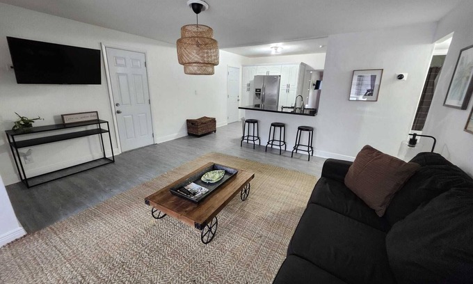 Coral Terrace Apartamento | Urban Oasis Getaway 2BR Apartment
