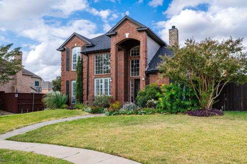 Plano Casa | Urban Oasis in Plano 5BD & Heated Pool