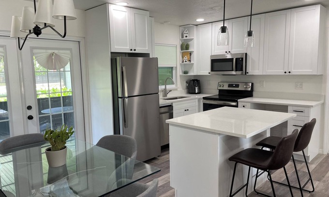 Brandon Casa | Urban oasis mins to Airport, Downtown Tampa with Free WIFI and parking