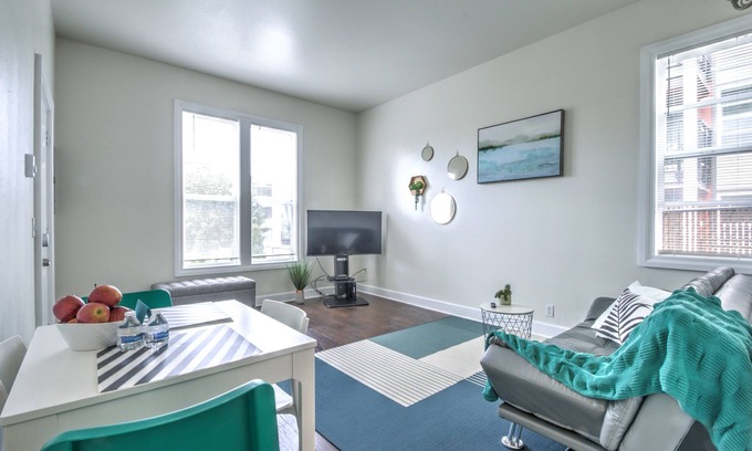 Broadway Casa | Urban Oasis near Downtown