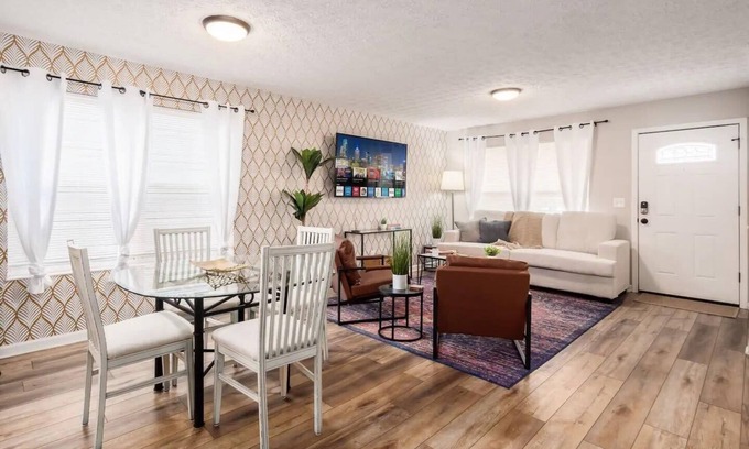 West Columbus Casa | Urban Oasis w/Hot Tub Near Downtown & Arena Dist.