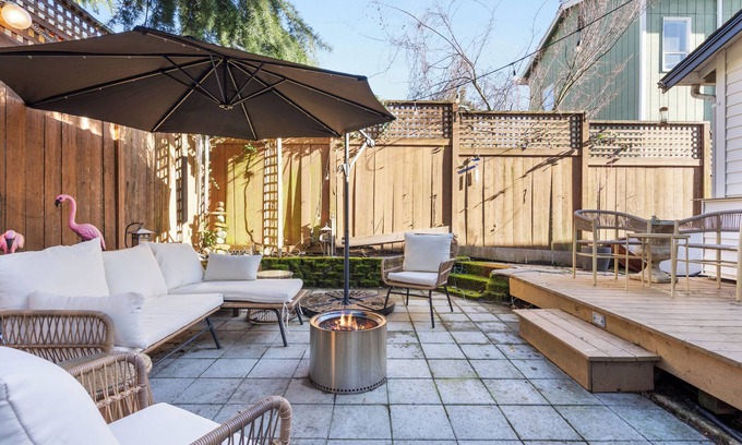 Minor Casa | Urban Oasis with Cedar Hot Tub