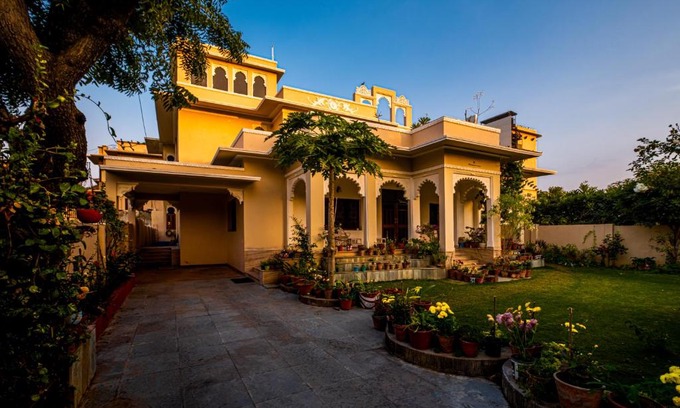 Shavri Colony Apartamento | Urban Pinnacle, 2br close to Pichola Lake by Roamhome