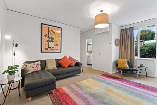 Prahran Apartamento | Urban Retro - Experience Vibrant Courtyard Charm