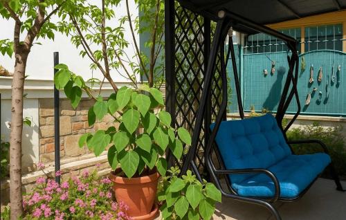 Anatolikos Sinikismos Casa | Urban Seaside Oasis - Adriana's Garden Paradise