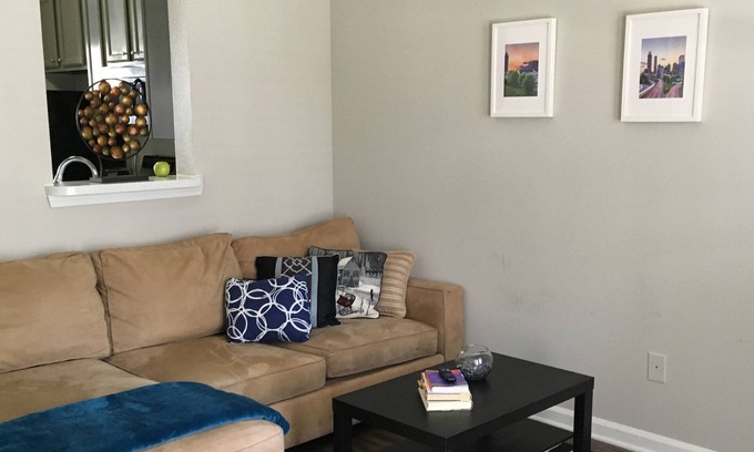 SoNo Casa | Suite Urban Townhouse 2Bd / 2Ba con estacionamiento GRATUITO en el corazón de Atlanta
